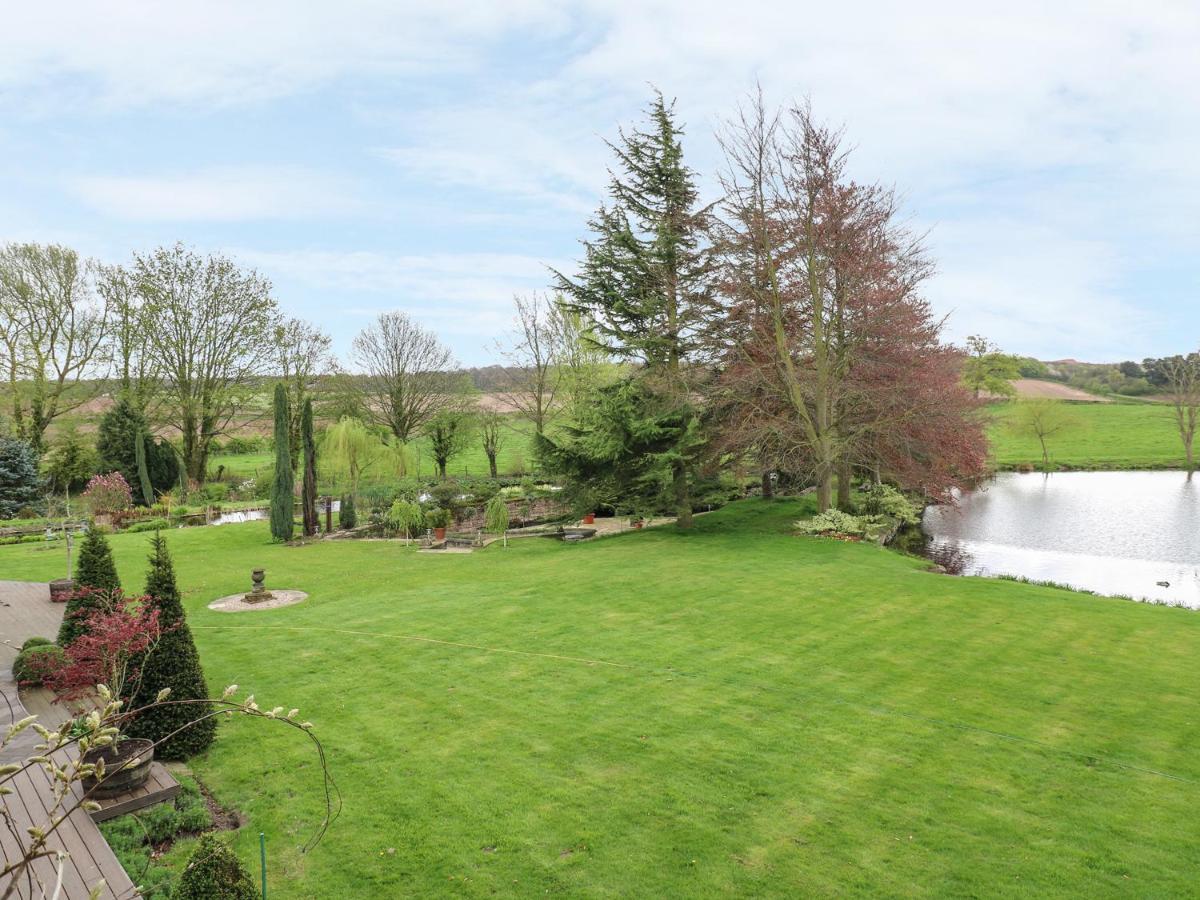 Pond View Villa Norton  Exterior photo